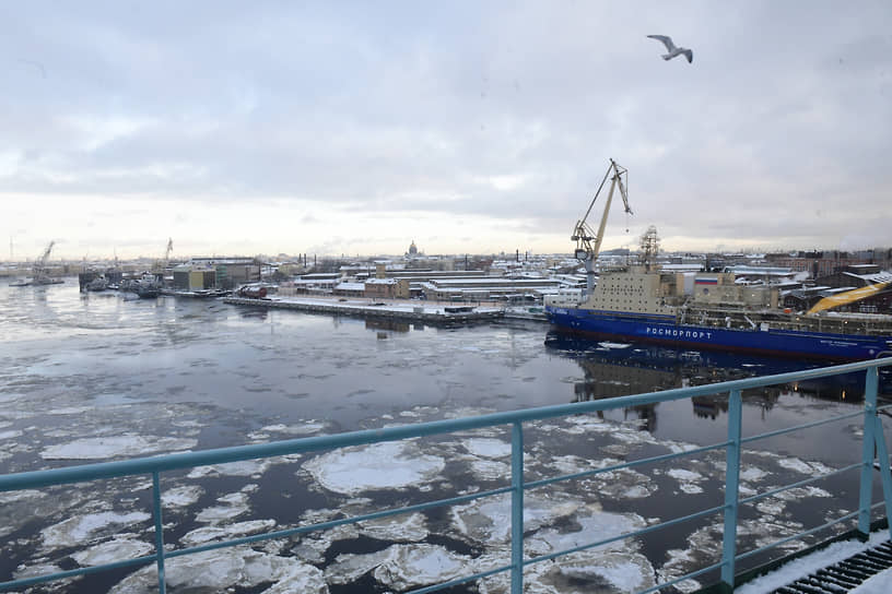 Вид на строящийся ледокол «Виктор Черномырдин» у причальной стенки завода «Адмиралтейские верфи»