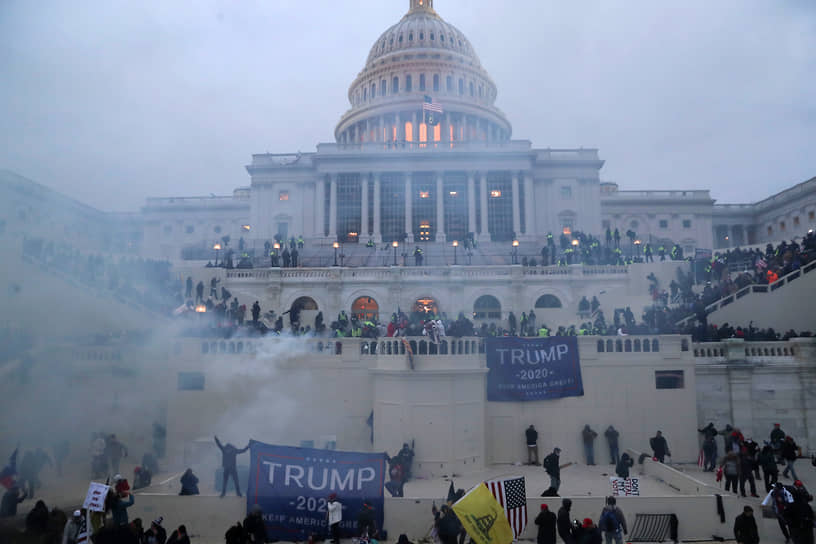 Сторонники Дональда Трампа, требующие пересмотра итогов президентских выборов, прорвались в здание Капитолия