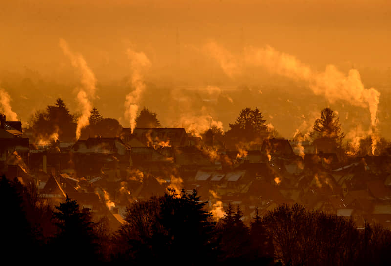 Кронберг, Германия. Дым над городскими домами 