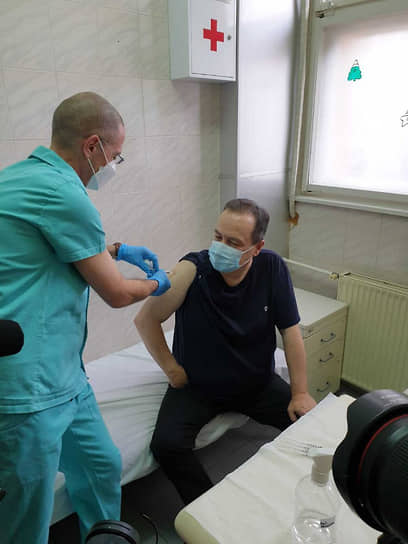 Спикер парламента Сербии Ивица Дачич во время прививки 