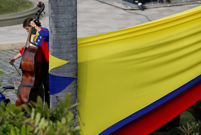 Каракас, Венесуэла. Уличный музыкант в одежде цветов национального флага