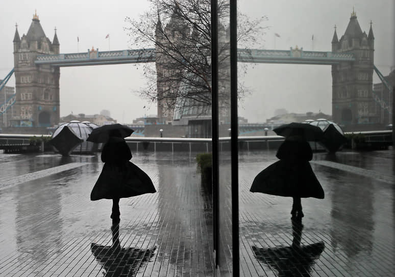 Лондон, Великобритания. Отражение женщины в окне