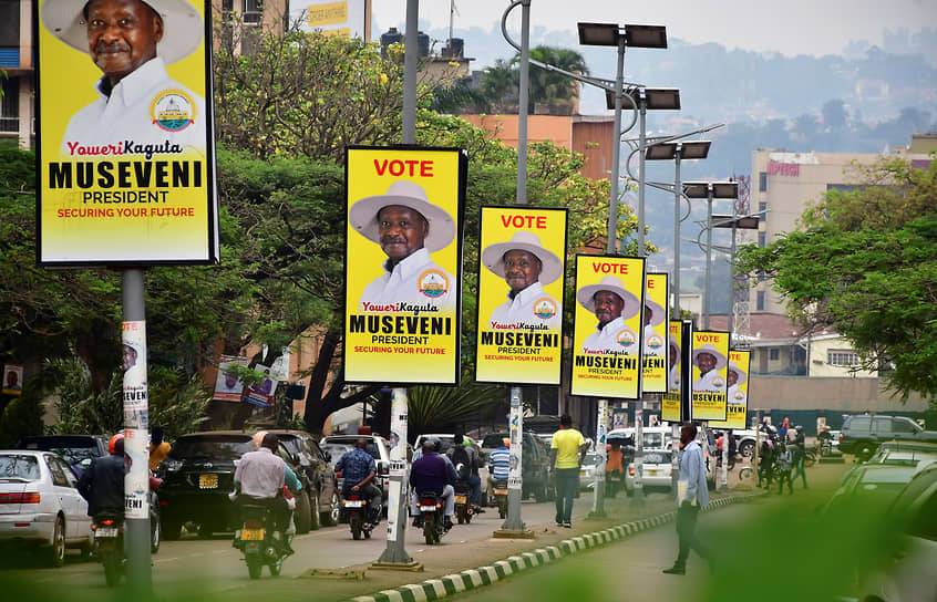 Постеры в поддержку президента Уганды на улице Кампалы