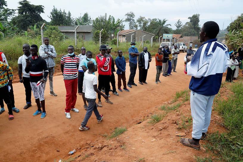 Граждане Уганды ждут открытия избирательных участков