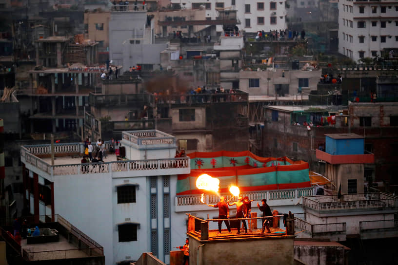 Дакка, Бангладеш. Люди на крышах во время фестиваля 