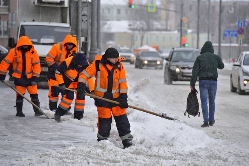 Сотрудники коммунальных служб во время уборки снега