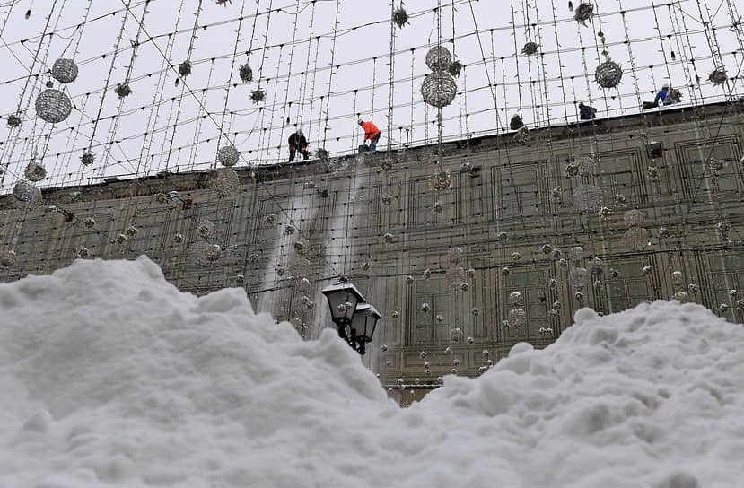 Коммунальщики чистят крышу от снега
