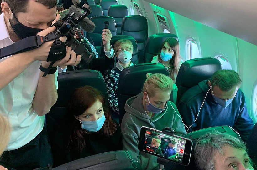 Алексей и Юлия Навальные в салоне самолета перед вылетом в Россию