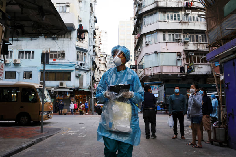 Гонконг, Китай. Медицинский сотрудник идет брать анализы на коронавирус