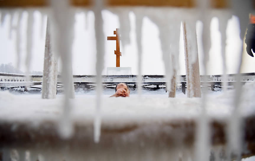 Крещенские купания в Иосифо-Волоцком монастыре в Московской области