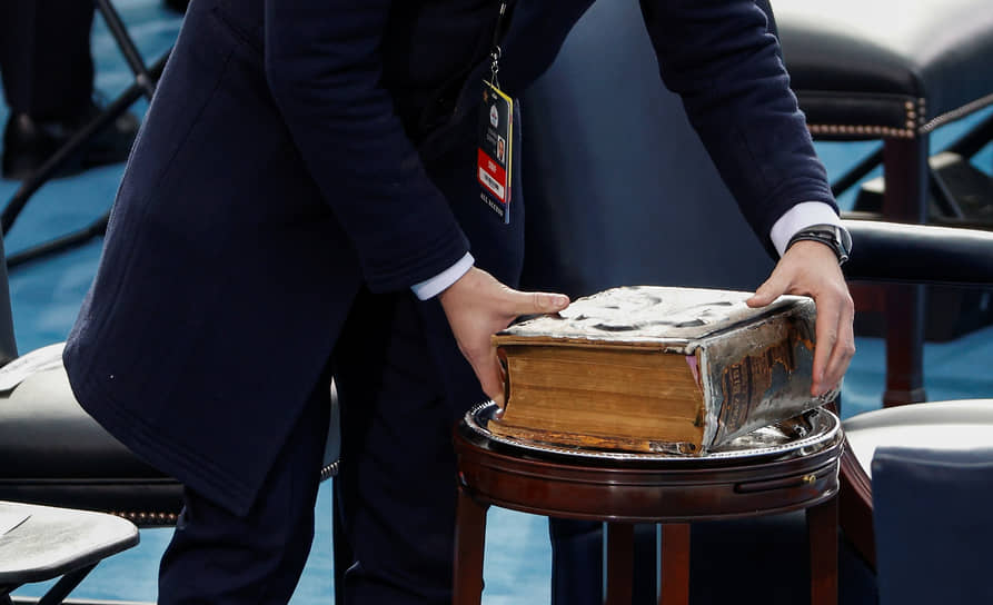 По традиции президент США приносит присягу на Библии