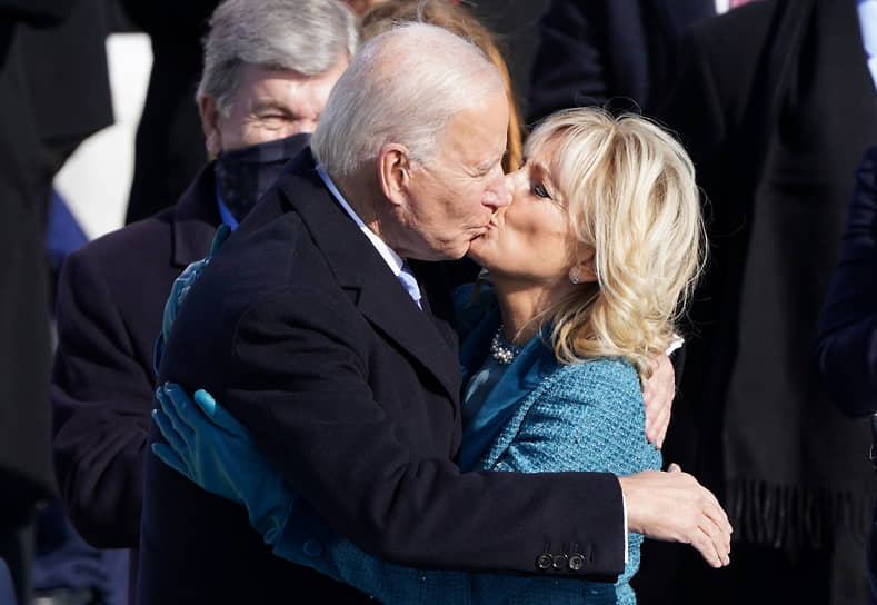 Джо Байден целует свою жену Джилл после принесения присяги 