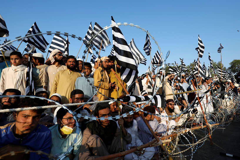 Карачи, Пакистан. Участники антиизраильской демонстрации с флагами одной из исламистских политических партий 