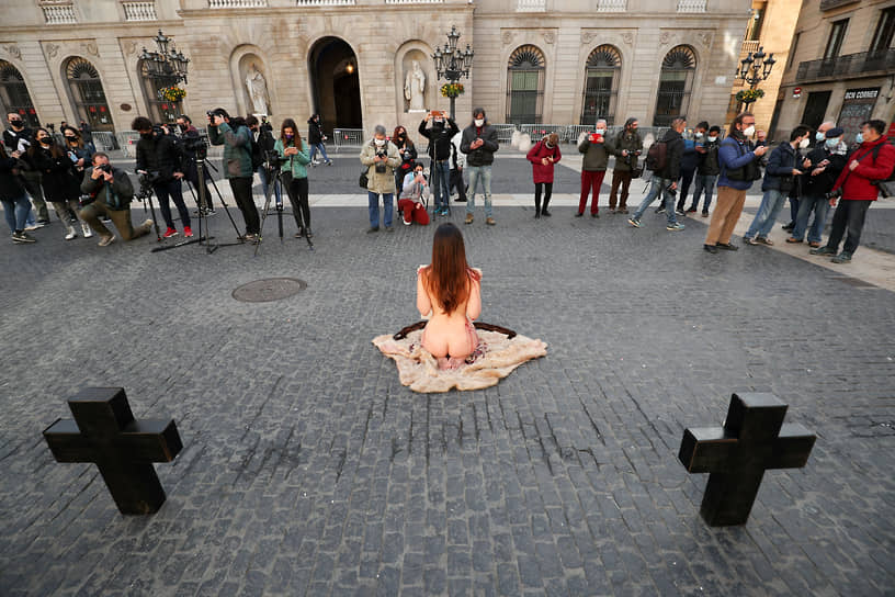 Барселона, Испания. Активистка протестует против использования меха и кожи животных