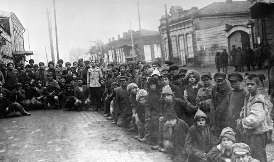 «По неполным данным, число голодающих и физически вымирающих детей (без УССР) к этому времени (1921–1922) доходило до 7,5 миллионов, а число нуждающихся в неотложной помощи до 6 миллионов»