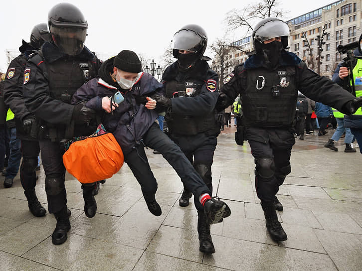 Задержание участника митинга на Пушкинской площади