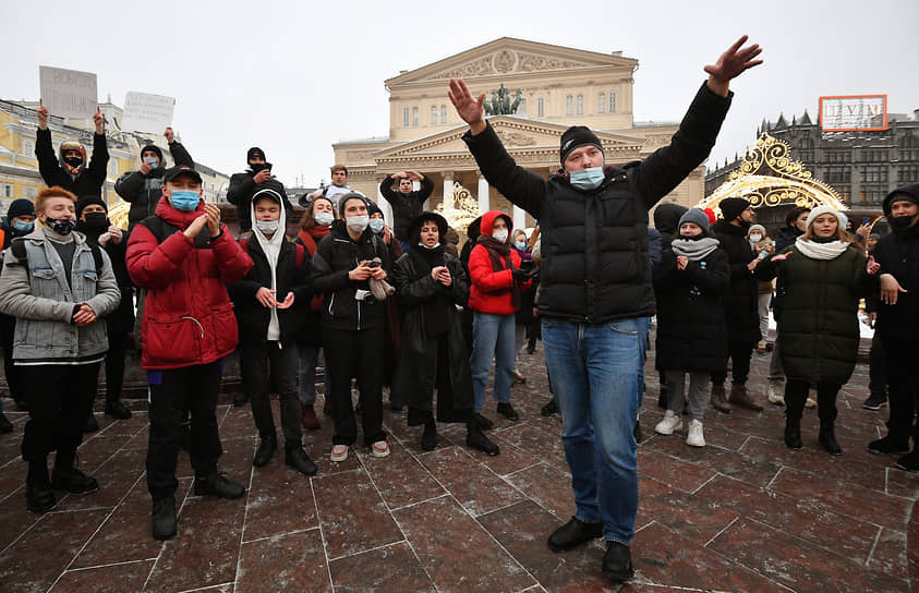 Митингующие на Театральной площади в Москве