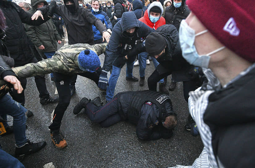 Столкновение между участниками митинга и сотрудниками полиции на Страстном бульваре 