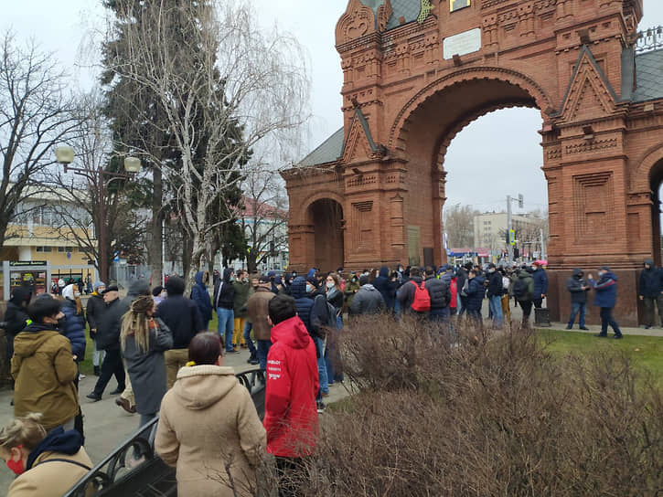 Шествие сторонников Алексея Навального у Александровской триумфальной арки в Краснодаре