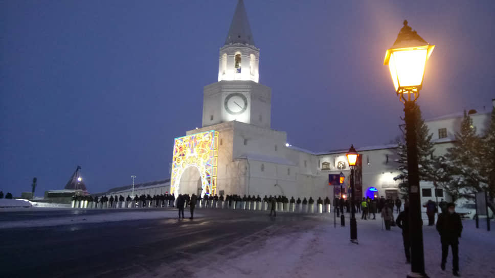 Сотрудники полиции в оцеплении у Спасской башни Казанского кремля