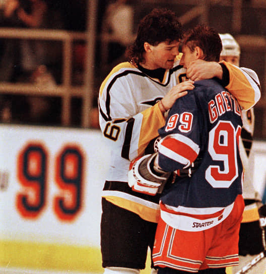 В 1996-1999 годах Гретцки выступал за «Нью-Йорк Рейнджерс», с этой командой хоккеист и завершил карьеру &lt;br>
На фото: Гретцки (справа) с нападающим «Питсбурга» Яромиром Ягром после своего последнего профессионального матча в 1999 году