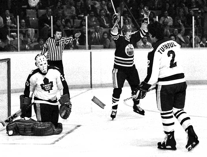 В 1979 году «Эдмонтон» попал в Национальную хоккейную лигу (НХЛ). Играл на позиции нападающего. Уже по итогам первого сезона в НХЛ хоккеист смог выиграть трофей самого ценного хоккеиста «Харт Трофи»