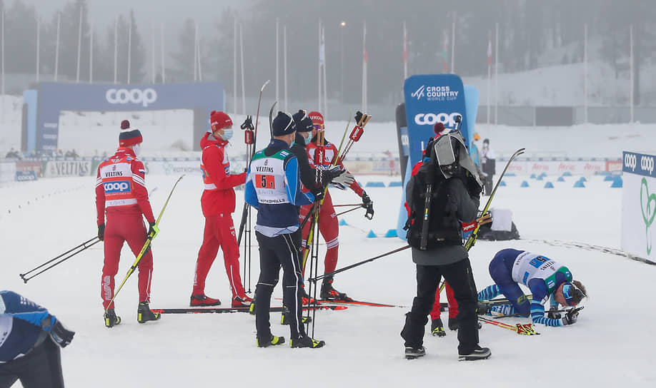  Финский спортсмен Йони Мяки (справа) после эстафеты эстафеты 4x7,5 км на этапе Кубка мира по лыжным гонкам
