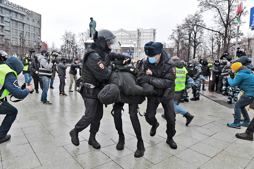 Задержание участника митинга на фоне памятника Пушкину в Москве