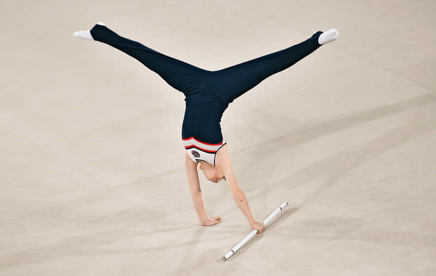 Данияр Гильметдинов во время упражнений с гимнастической палкой