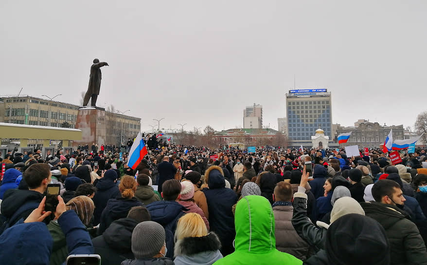 Митинг у памятника Ленину на площади Революции в Саратове