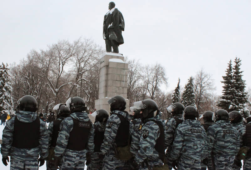 Сотрудники в оцеплении у памятника Ленину в Ульяновске