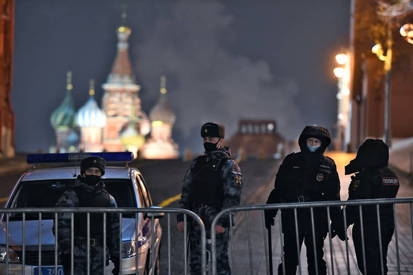 Сотрудники полиции у входа на Красную площадь в Москве