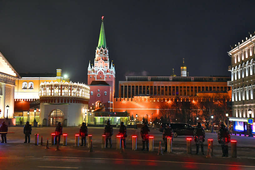 Сотрудники полиции в оцеплении на площади перед Кутафьей башней Кремля в Москве