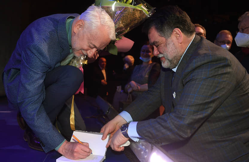 Виктор Лошак (слева) подписывает книгу председателю наблюдательного совета компании Bosco di Ciliegi Михаилу Куснировичу 