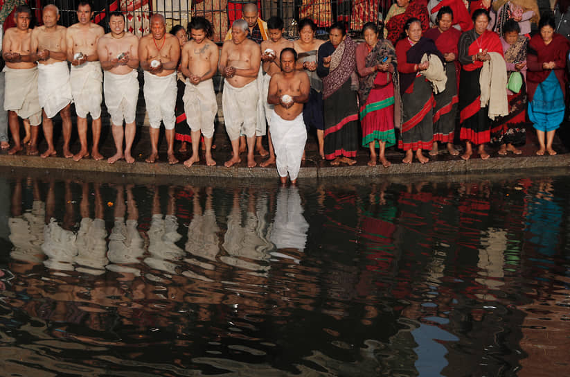 Бхактапур, Непал. Верующие индуисты на фестивале Мадхав Нараян