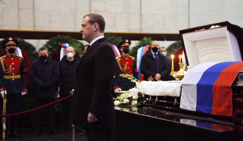 Бывший премьер-министр, заместитель председателя Совета безопасности РФ Дмитрий Медведев на церемонии прощания с Сергеем Приходько