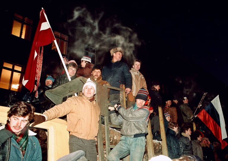 Рижане на баррикадах протестуют против возможного ввода войск в город. 1991 год
