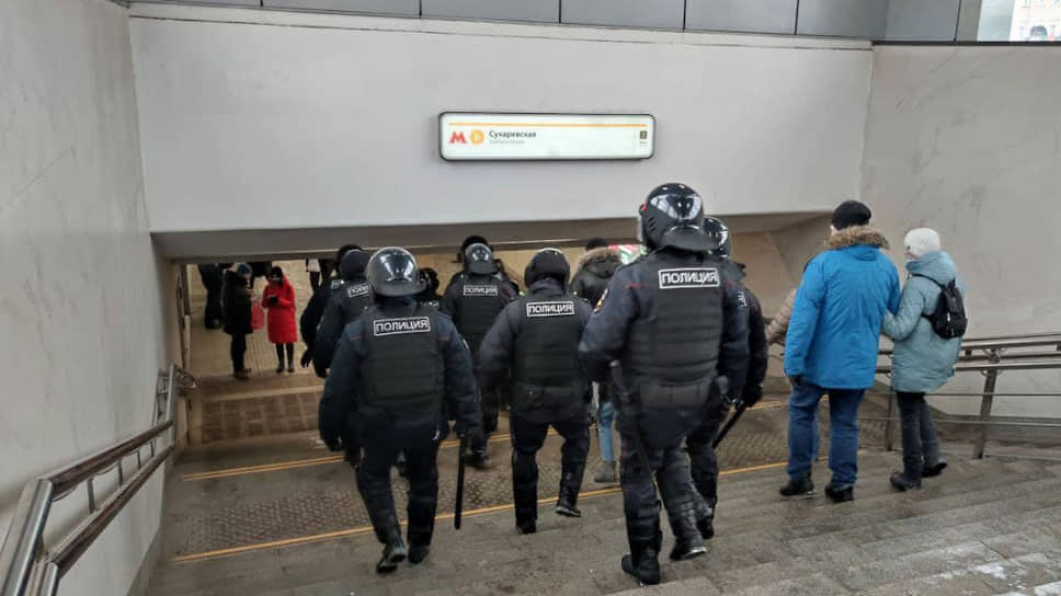 Полиция на входе на станцию метро «Сухаревская»