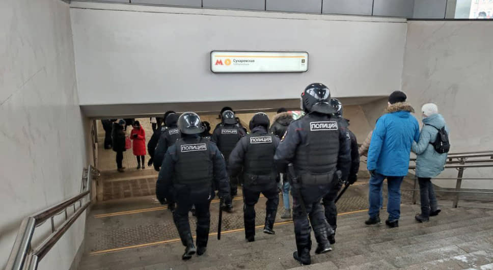 Полиция на входе на станцию метро «Сухаревская»
