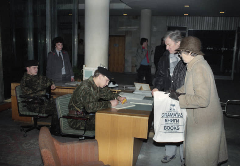Проверка документов на входе в рижский Дом печати. 1991 год