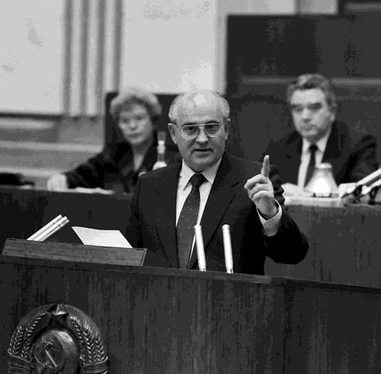 Президент СССР Михаил Горбачев во время выступления на четвертой сессии Верховного Совета СССР, 15 января 1991