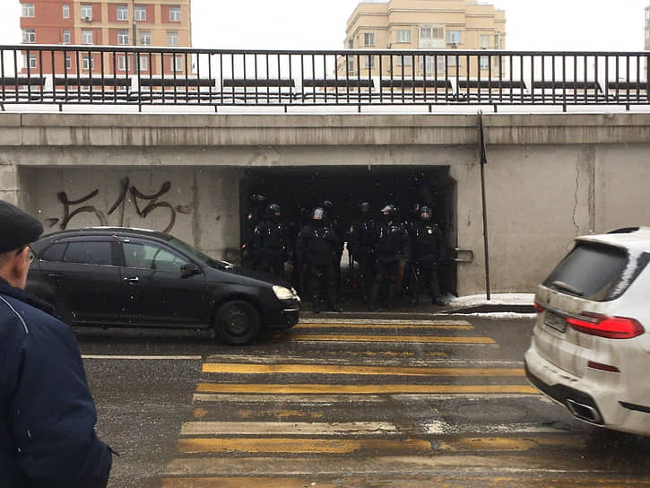 Перекрытие полицией прохода на Русаковской эстакаде