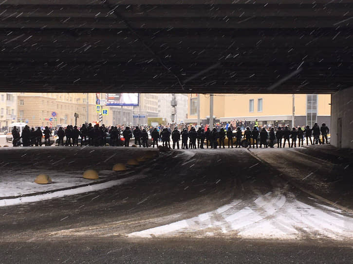 Перекрытие прохода полицией на Русаковской эстакаде