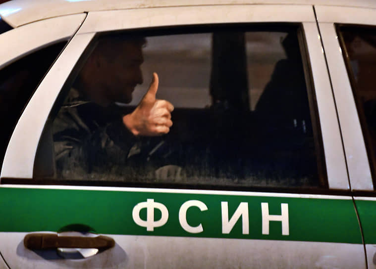 Москва. Брат политика Алексея Навального Олег Навальный в окне автомобиля Федеральной службы исполнения наказания у здания суда