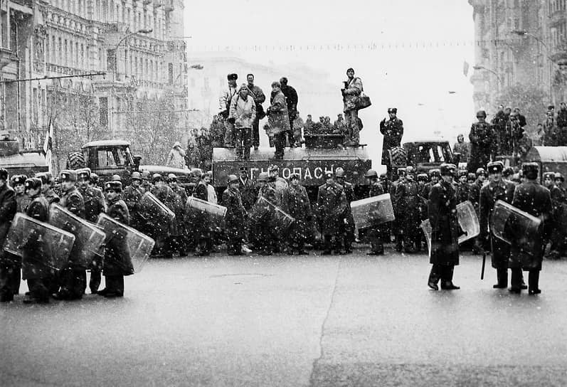Несмотря на патрули, покой и уверенность быстро и, как оказалось, надолго покидали советских граждан