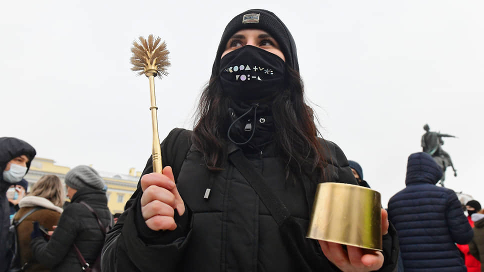 Протестным мемом 23 января стал позолоченный туалетный ершик, символизирующий безвкусную роскошь «дворца в Геленджике»