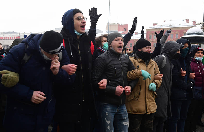 Участники акции протеста на Комсомольской площади в Москве