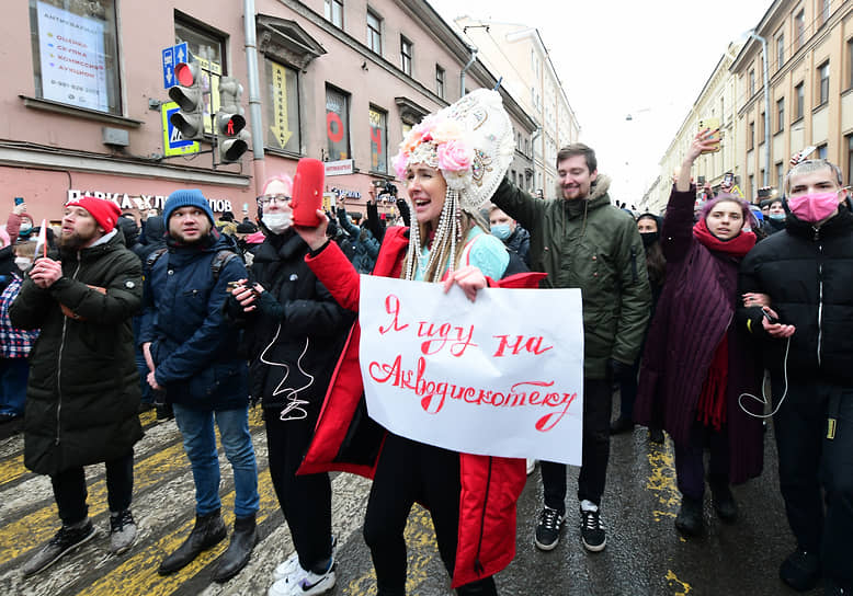 Протестующие во время марша по Гороховой улице в Санкт-Петербурге