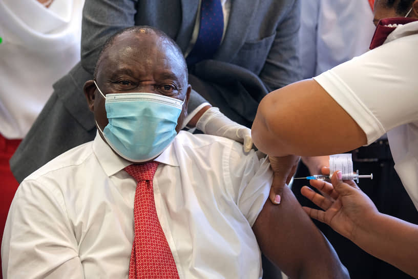 17 февраля прививку от коронавируса сделал себе ЮАР Сирил Рамафоса. «Мы рады, что можем начать вакцинацию к середине февраля, как и объявили. Это несмотря на то, что вакцина AstraZeneca, которую мы закупили для этой цели, показала небольшую эффективность против варианта 501Y.V2, который в настоящее время доминирует в Южной Африке»,— сказал он