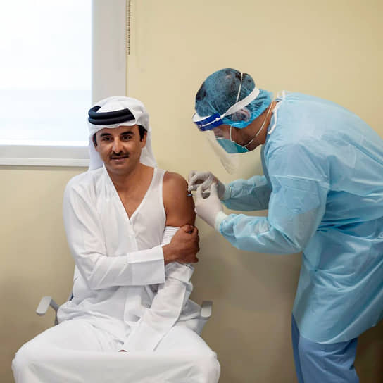 
30 декабря эмир Катара Тамим бен Хамад Аль Тани сделал прививку от коронавируса, фотографию в момент вакцинации он разместил на своей странице в Instagram. «Сегодня я получил прививку от COVID-19 и желаю всем оставаться в безопасности и быть защищенными во время пандемии», — указал эмир в подписи к снимку
